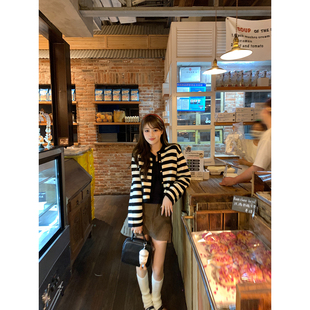 新款 女2024秋季 气质宽松圆领毛衣外套 黑白条纹羊毛针织开衫 AHY