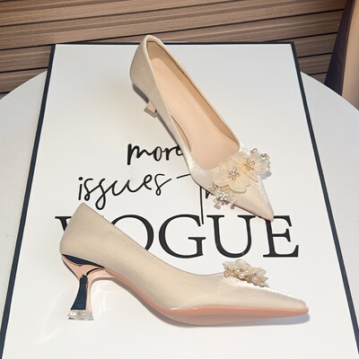 法式气质花朵婚鞋女2025新款绸缎新娘鞋主婚纱日常可穿尖头高跟鞋