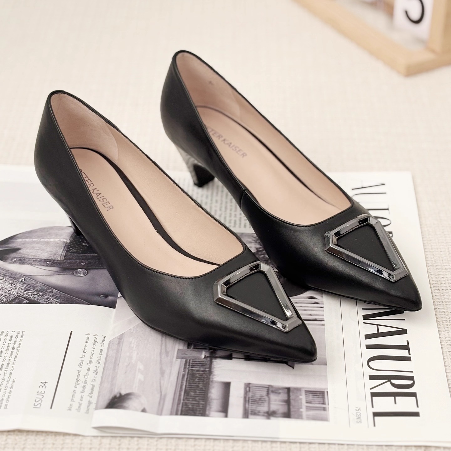 PK优雅扣饰小猫跟中跟单鞋