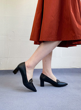 德国CAPRICE凯蝴蝶女鞋春夏新品牛皮时尚尖头金属扣高跟单鞋24400