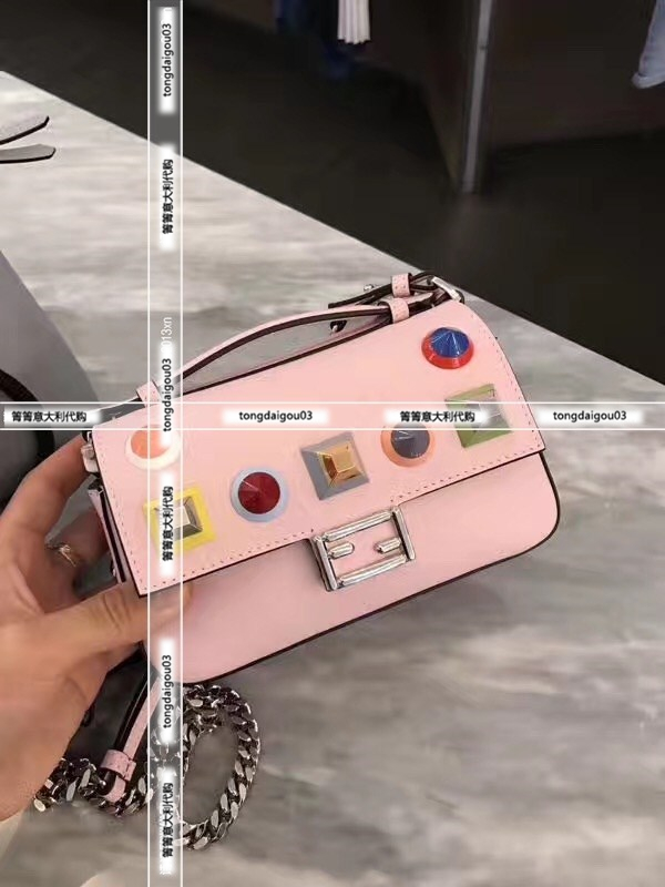 Òâ´óÀûÖ±²¥ FENDI·ÒµÏпîÅ®°üţƤö¤Baguetµ¥¼çб¿æÁ´Ìõ°ü