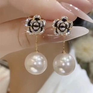 一款两戴珍珠花朵耳环女2025新款爆款设计感小众耳坠高级轻奢耳饰