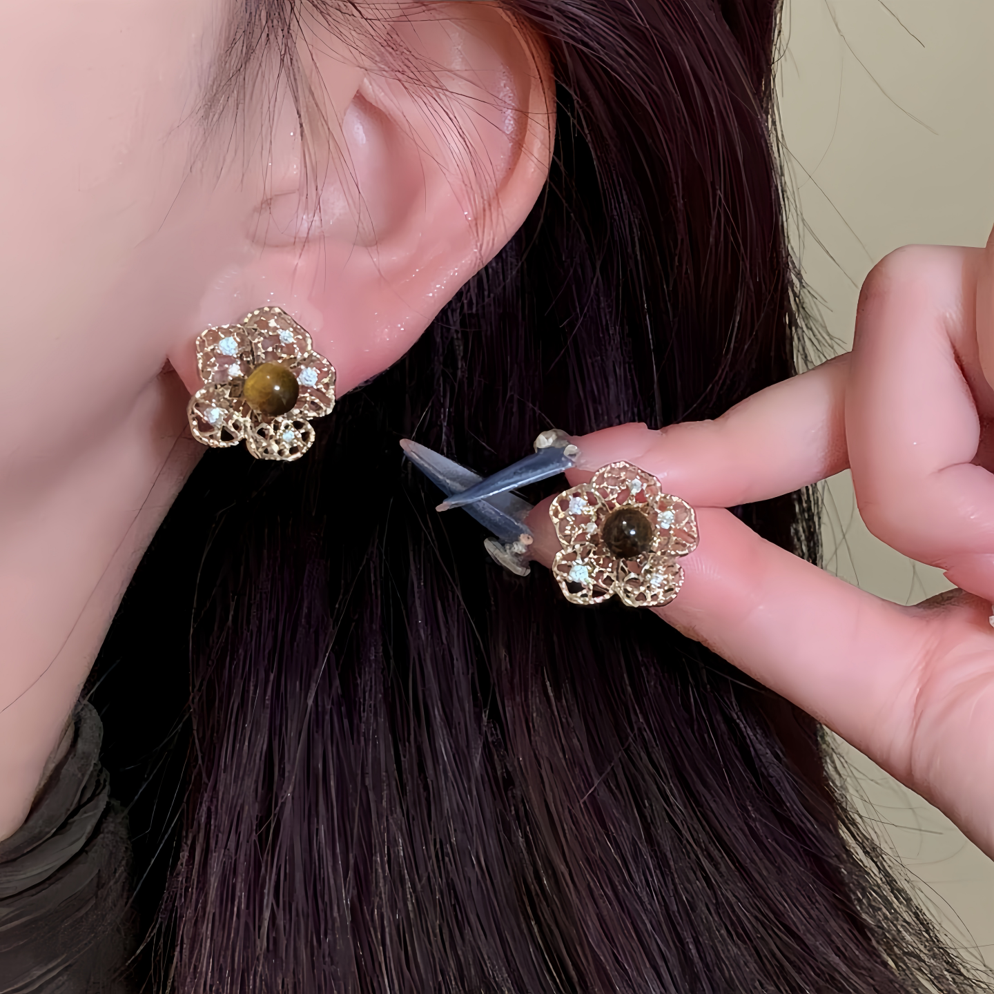 复古轻奢镂空蕾丝花朵虎眼石耳钉