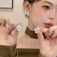 金屬風(fēng)不規(guī)則幾何滿(mǎn)鉆耳環(huán)女