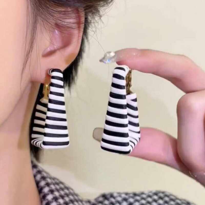 欧美风黑白条纹皮革方形耳环网红时尚潮流辣妹耳圈女个性气质耳饰
