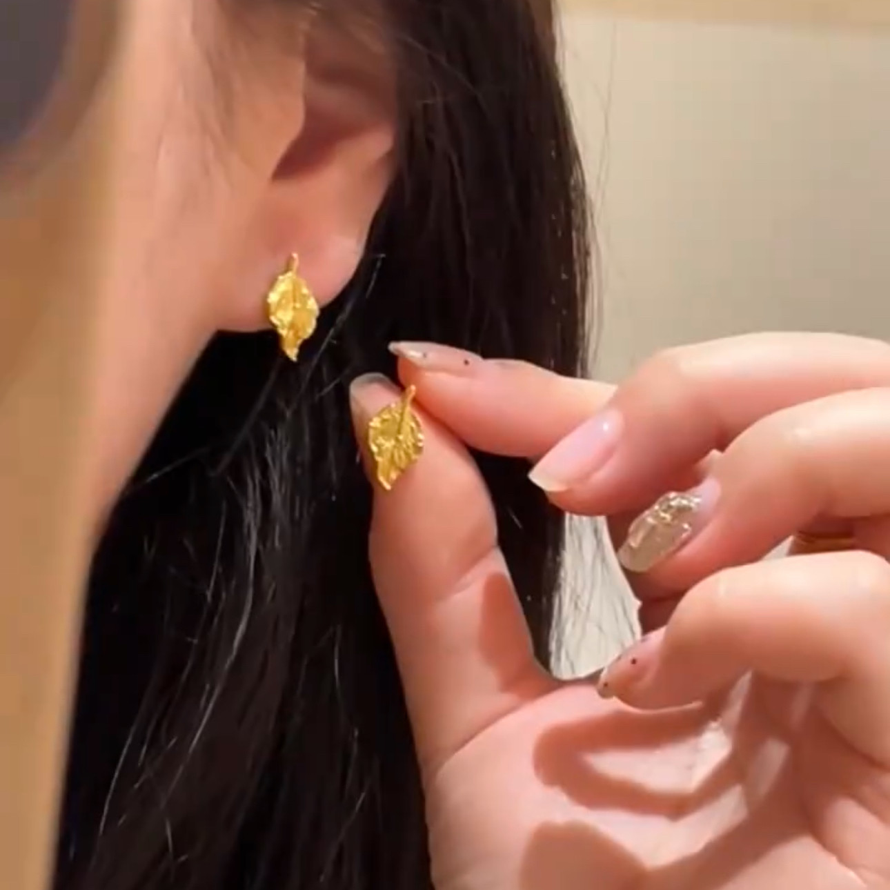 新中式一叶暴富黄金色树叶耳钉女秋冬新款精致轻奢拉丝叶子耳饰品