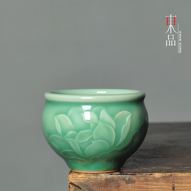 青瓷荷花浮雕大号主人功夫品茗杯