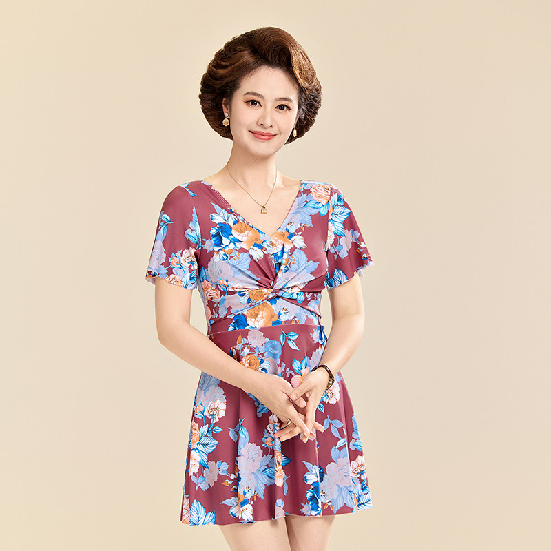 中老年妈妈泳衣女保守显瘦遮肚2025新款连体大码胖mm200温泉泳装