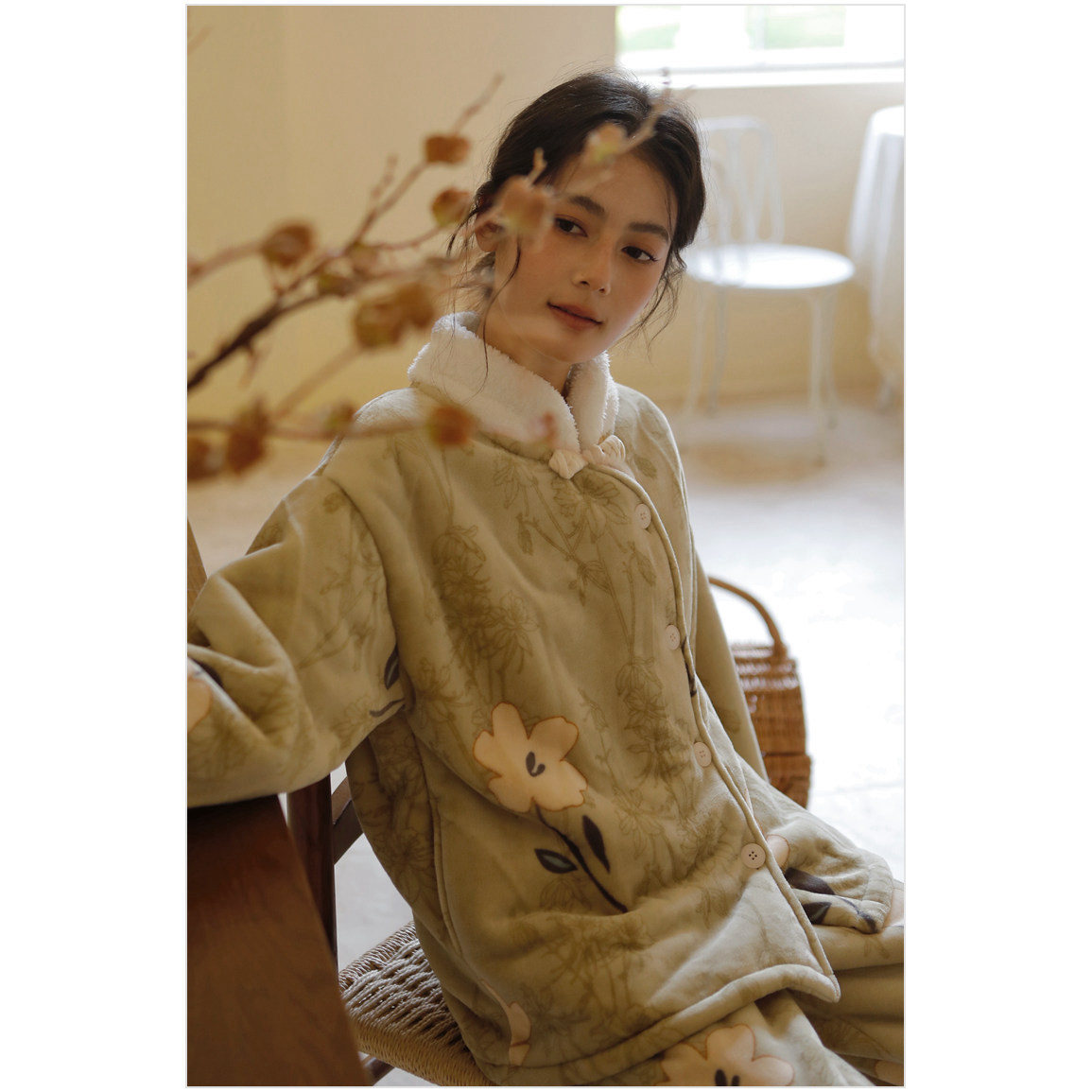 冬季加厚睡衣女士牛奶复合绒复古立领盘扣斜襟起居保暖羊羔绒套装 - 封面