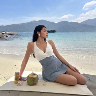 2025新款泳衣女连体裙式遮肚显瘦平角高级感露背游泳衣性感温泉