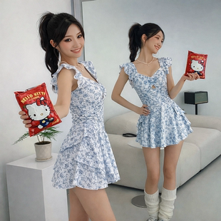 2025新款泳衣女高级感连体裙式保守显瘦遮肚游泳衣温泉白色印花