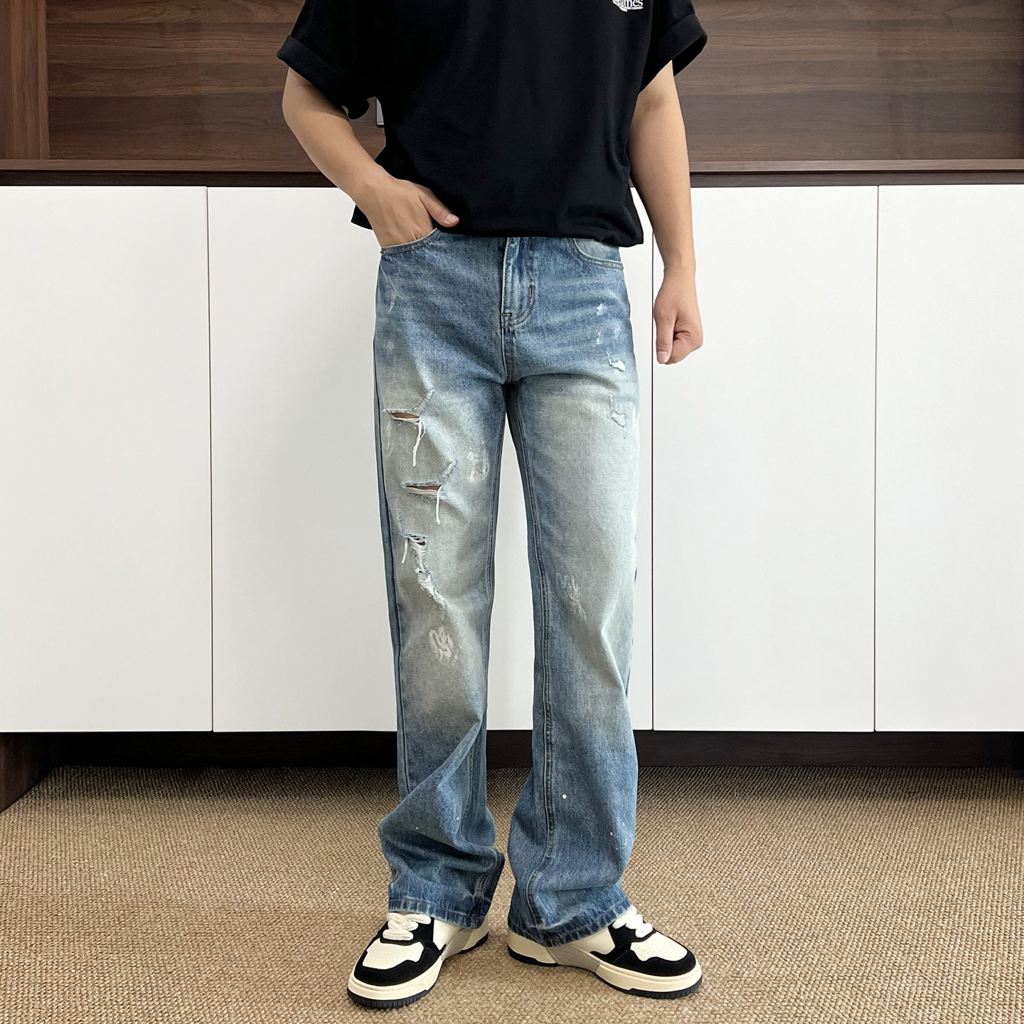美式休闲水洗浅蓝色微喇破洞牛仔裤男款2026新款潮流男士直筒裤子
