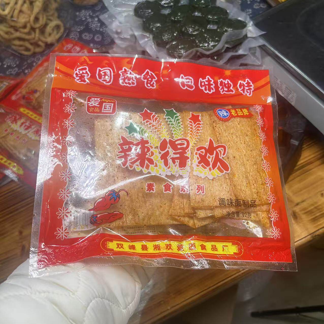 儿时怀旧麻辣片辣条大辣片湖南爱国辣得欢香辣片豆皮童年零食小吃