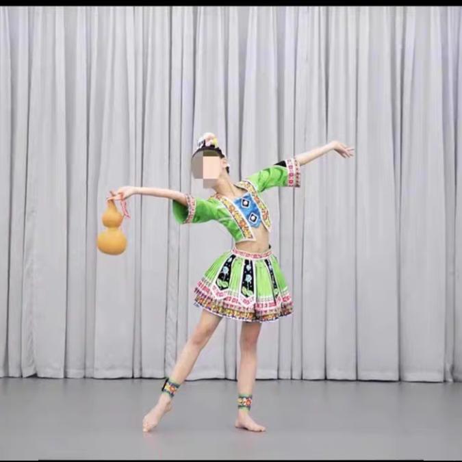 彝家妞妞舞蹈服苗族独舞酒妹演出服装壮族舞台演出服少儿独舞服饰