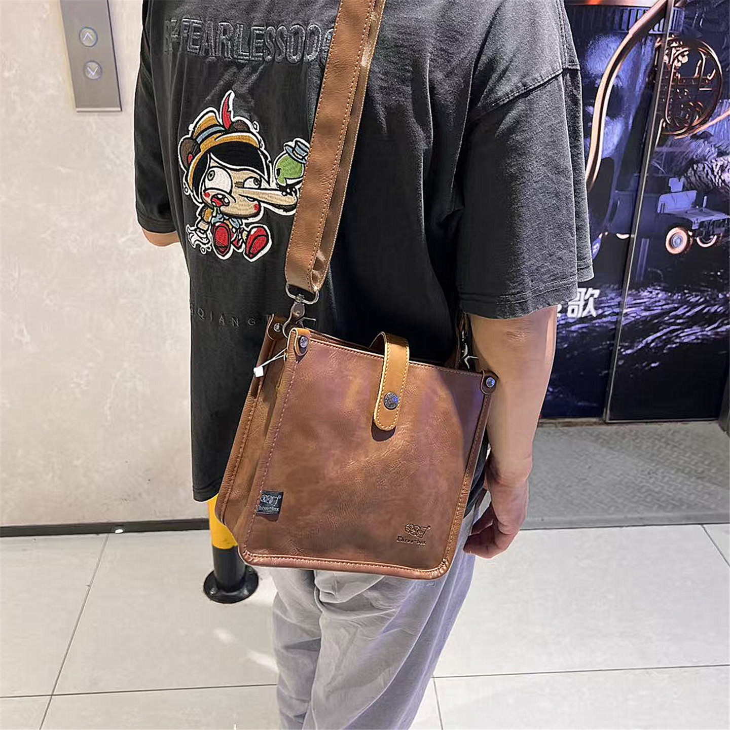潮牌男士简约通勤斜挎小方包