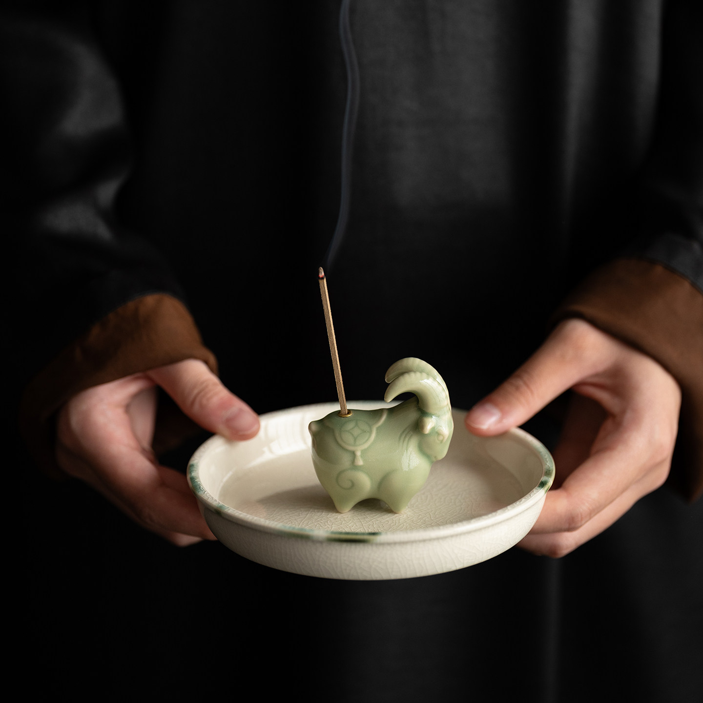 青瓷小山羊线香插茶道用品茶宠摆件陶瓷吉羊香炉家居茶香炉熏香器图片