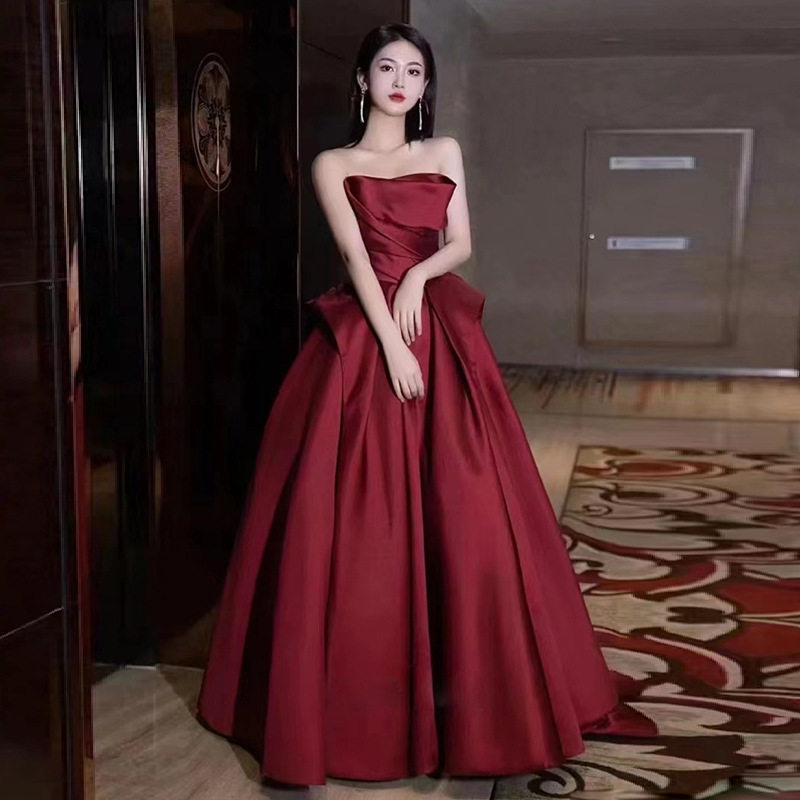 抹胸新娘敬酒服酒红色高级感2025新款缎布订婚结婚婚纱晚礼服长款