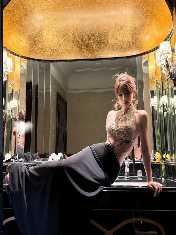 2025新款挂脖连衣裙轻奢名媛高级感生日晚礼服重工镶钻性感镂空