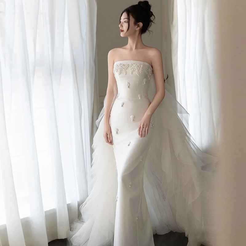 法式抹胸轻婚纱重工缎面高级质感鱼尾外景迎宾出门纱订婚礼服裙女