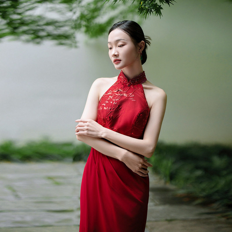 新中式新娘旗袍挂脖长裙显瘦改良无袖露肩订婚礼服红色晨袍晚礼服