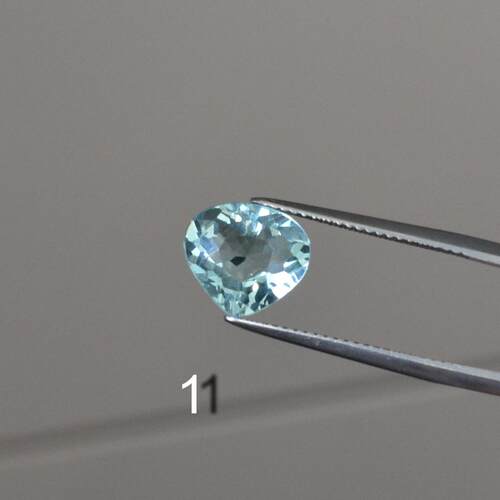 天然深色和浅色的海蓝宝裸石对比