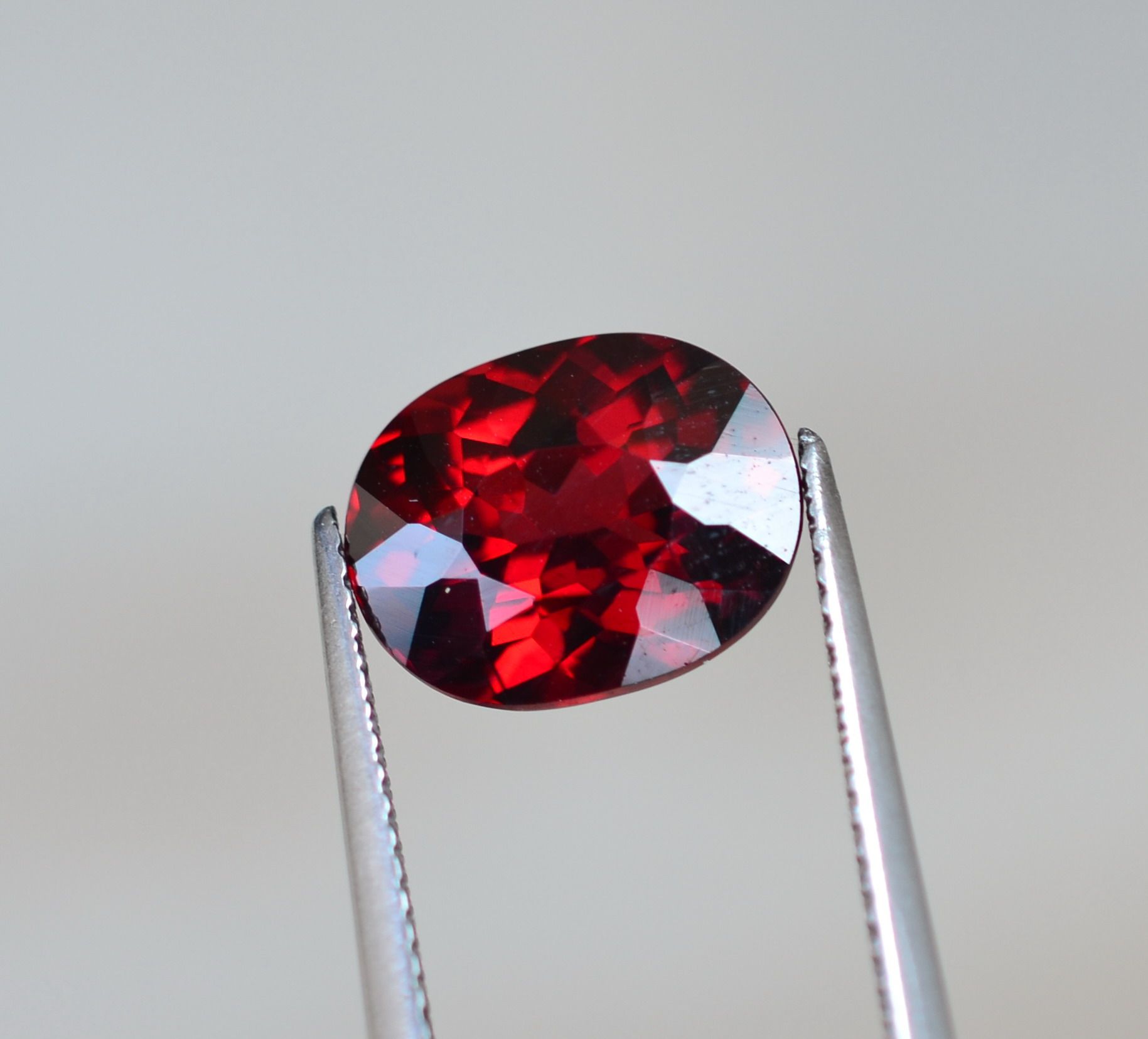 天然马达加斯加石榴石裸石椭圆形戒面净度好 满火彩5.32克拉包邮