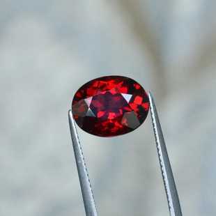 艳丽血红色天然铁镁铝石榴石裸石9.4*11.8毫米全净体满火彩送证书