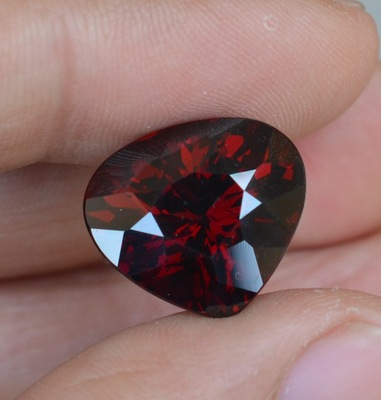 超大颗粒血红色满火石榴石裸石15.75ct全净无暇满火彩送证书包邮