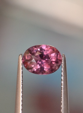 天然无烧红色蓝宝石裸石1.425克拉满火彩肉眼干净高性价比送证书