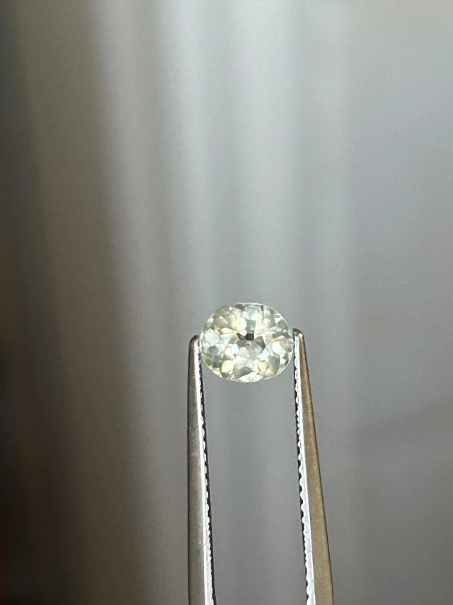 天然无烧白色蓝宝石净度满火彩