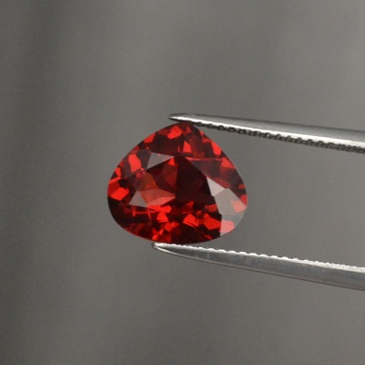 天然血红色石榴石裸石宽水滴形