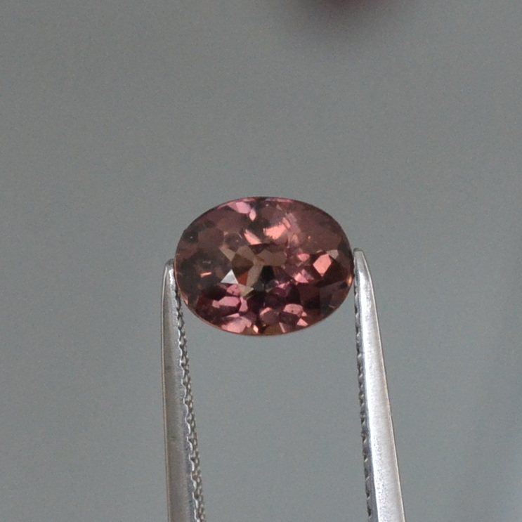 天然无烧奇异棕红色蓝宝石裸石椭圆形6.1*7.8毫米1.575克拉净度好