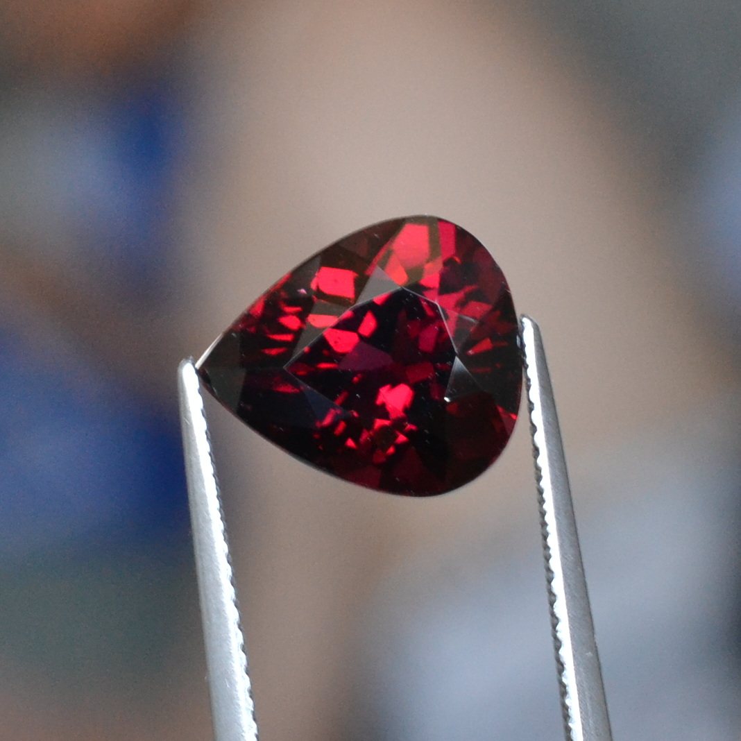 天然血红色满火彩石榴石裸石大颗粒水滴形戒面6.33克拉颜色亮特闪