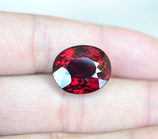 大颗粒天然铁镁铝石榴石裸石椭圆戒面22.5克拉全净体火彩好送证书