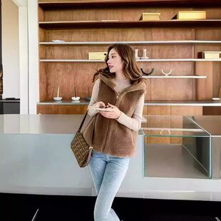 海宁皮草秋冬新款 连帽羊羔毛加厚女 皮毛一体马甲羊剪绒外套女韩版