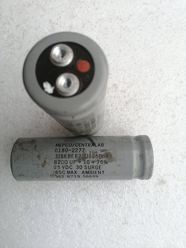 拆机 美国灰皮麦景图MEPCO 25v 8200uf 螺丝脚电容