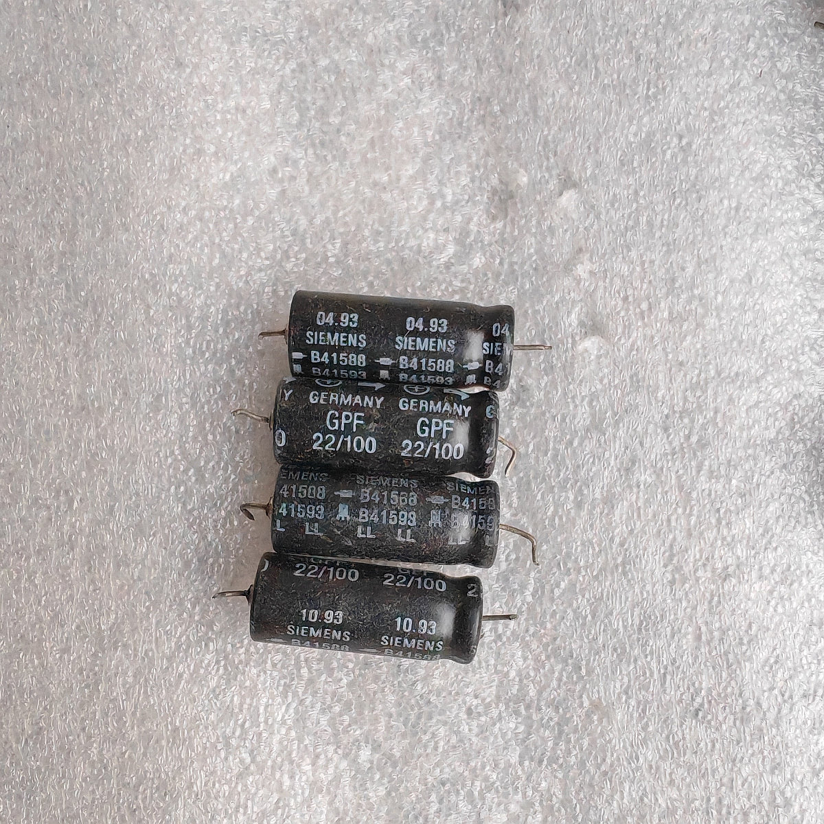 德国西门子SIEMENS GPF LL长寿命 B41588系列 100v 22uf 轴向电容