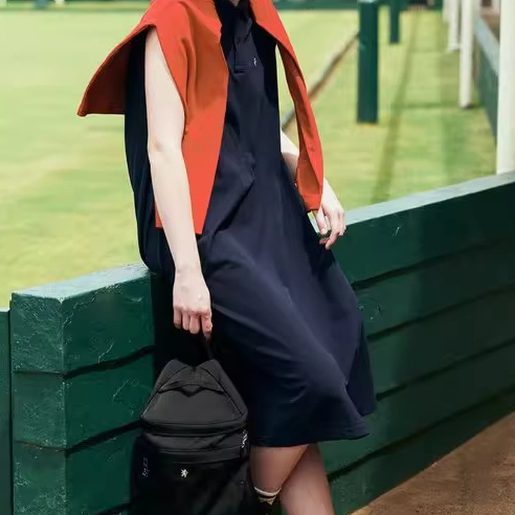 你们喜欢的羽绒服的那个 gym 翻领女款刺绣珠地棉连衣裙