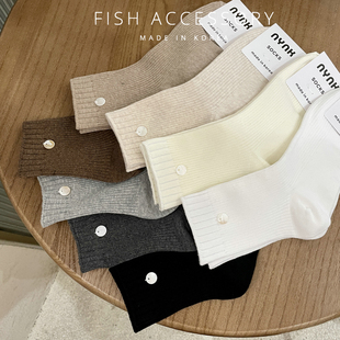 韩国东大门进口ins风中筒袜简约纯色柔软棉袜贝母纽扣装 饰袜子女