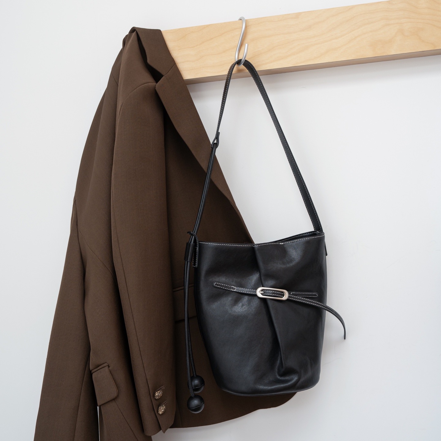 2025新款头层羊皮女包复古高级感通勤女腋下包百搭单肩斜挎水桶包