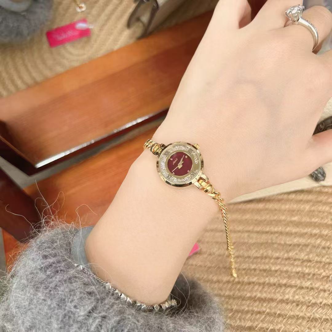 红色时尚手链手表高级感女表