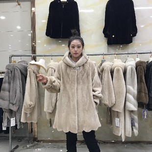 佟二堡进口貂皮大衣女整貂皮草中长款带帽米黄水貂外套修身