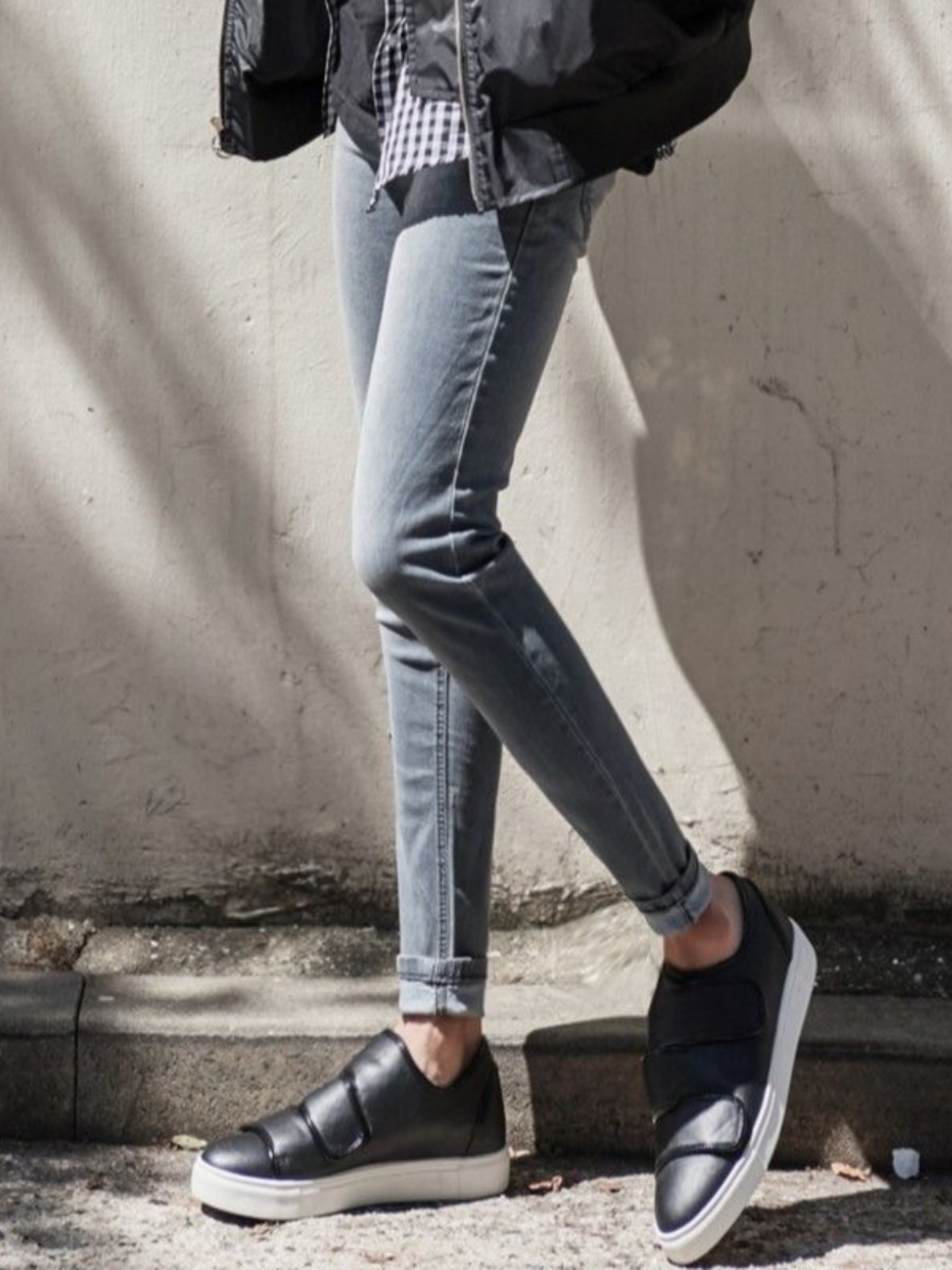 男款复古浅灰色小脚洗水牛仔裤