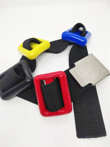 配重铅块十腰带帮助下水潜进水里