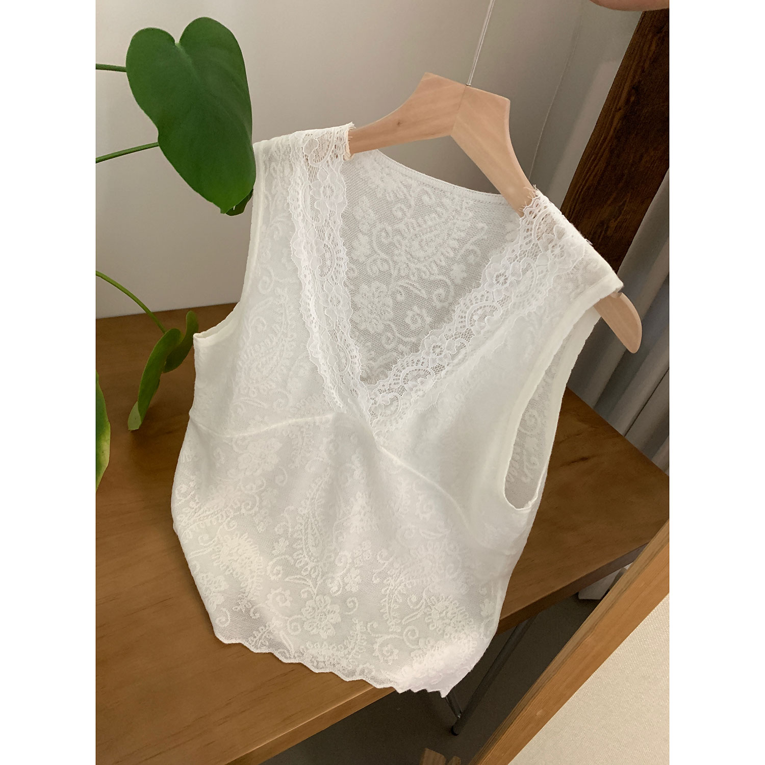 HGHEYGIRL蕾丝V领羊毛针织背心