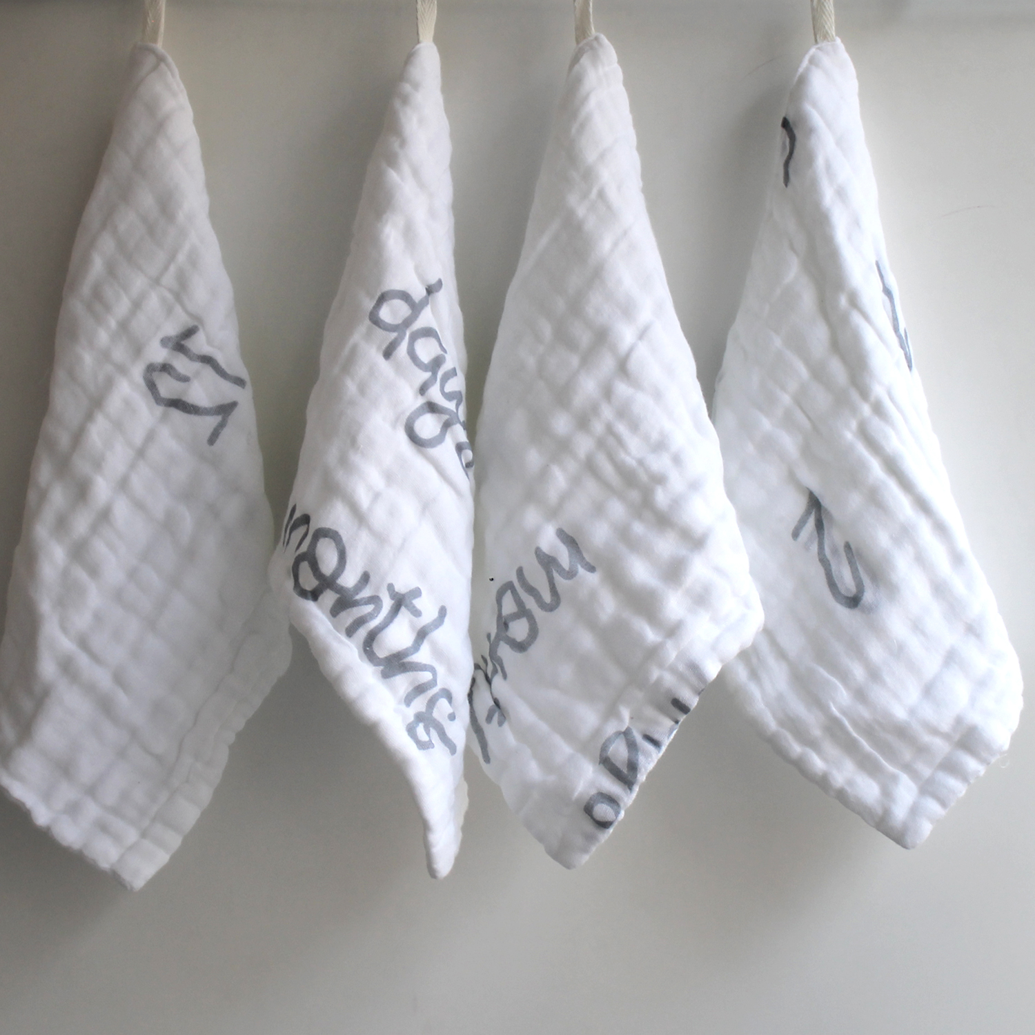 特价亮白纯棉水洗纱布6层挂绳30*30口水巾吸水洗脸巾方巾W328