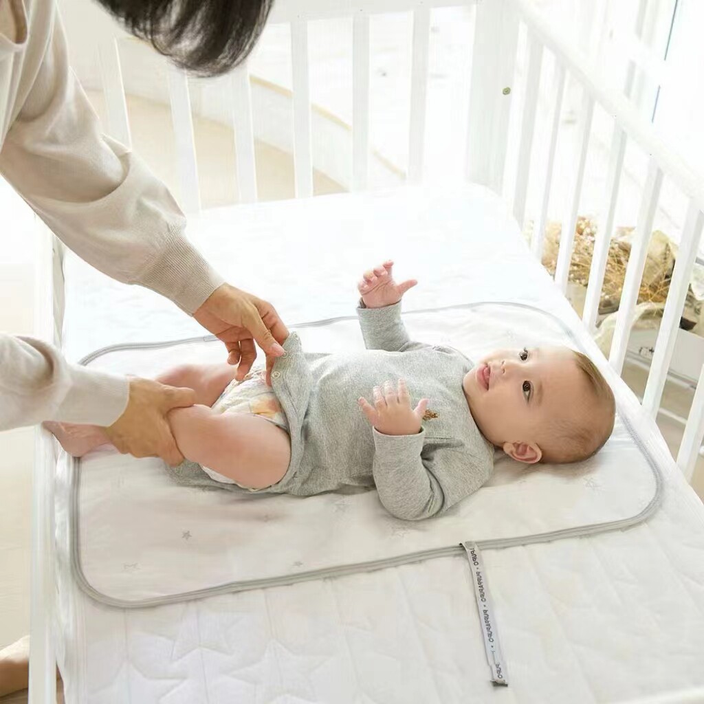 出口日本轻薄便携可收纳婴儿幼儿防水隔尿床垫尿布台隔尿垫