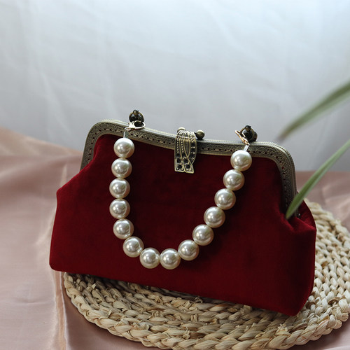 2025年小众丝绒斜挎复古口金包