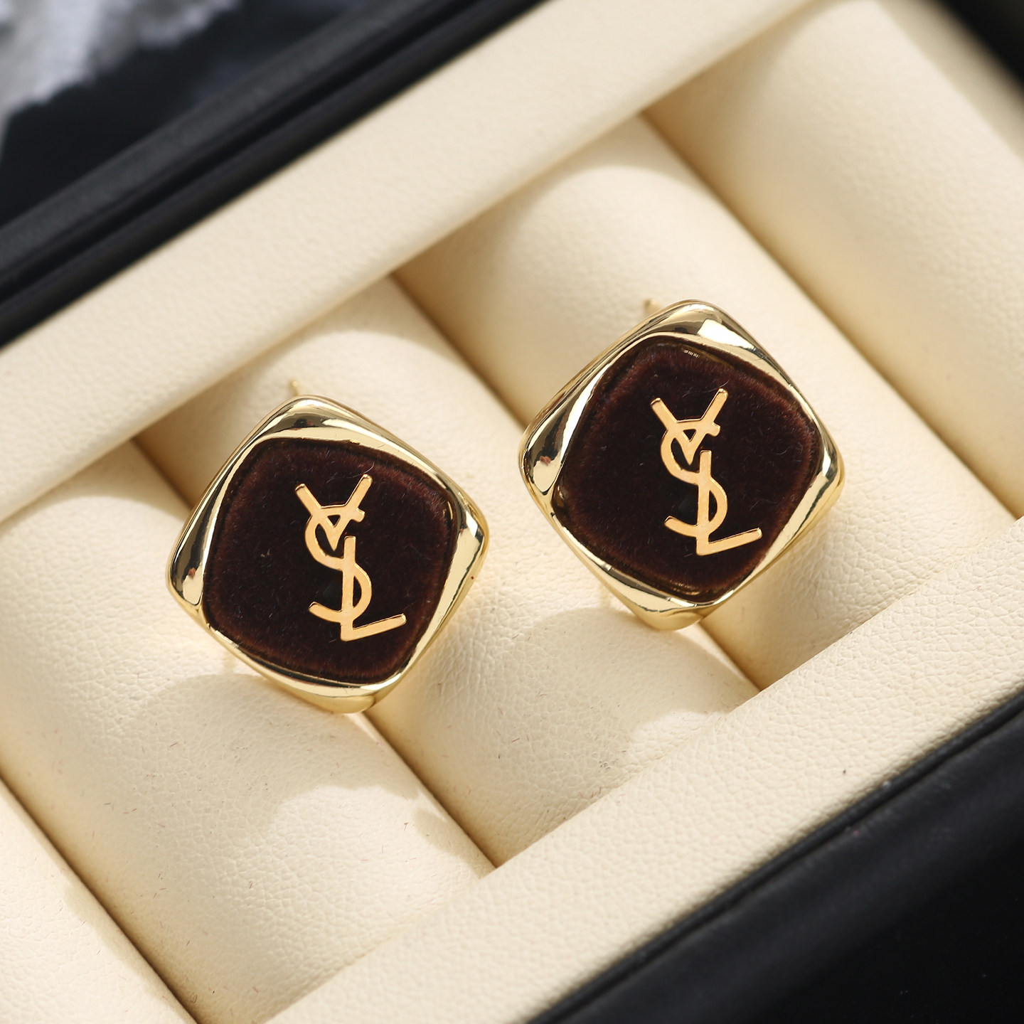 独特菱形美拉德字母小香耳钉秋冬女士耳环高级感轻奢气质复古耳饰