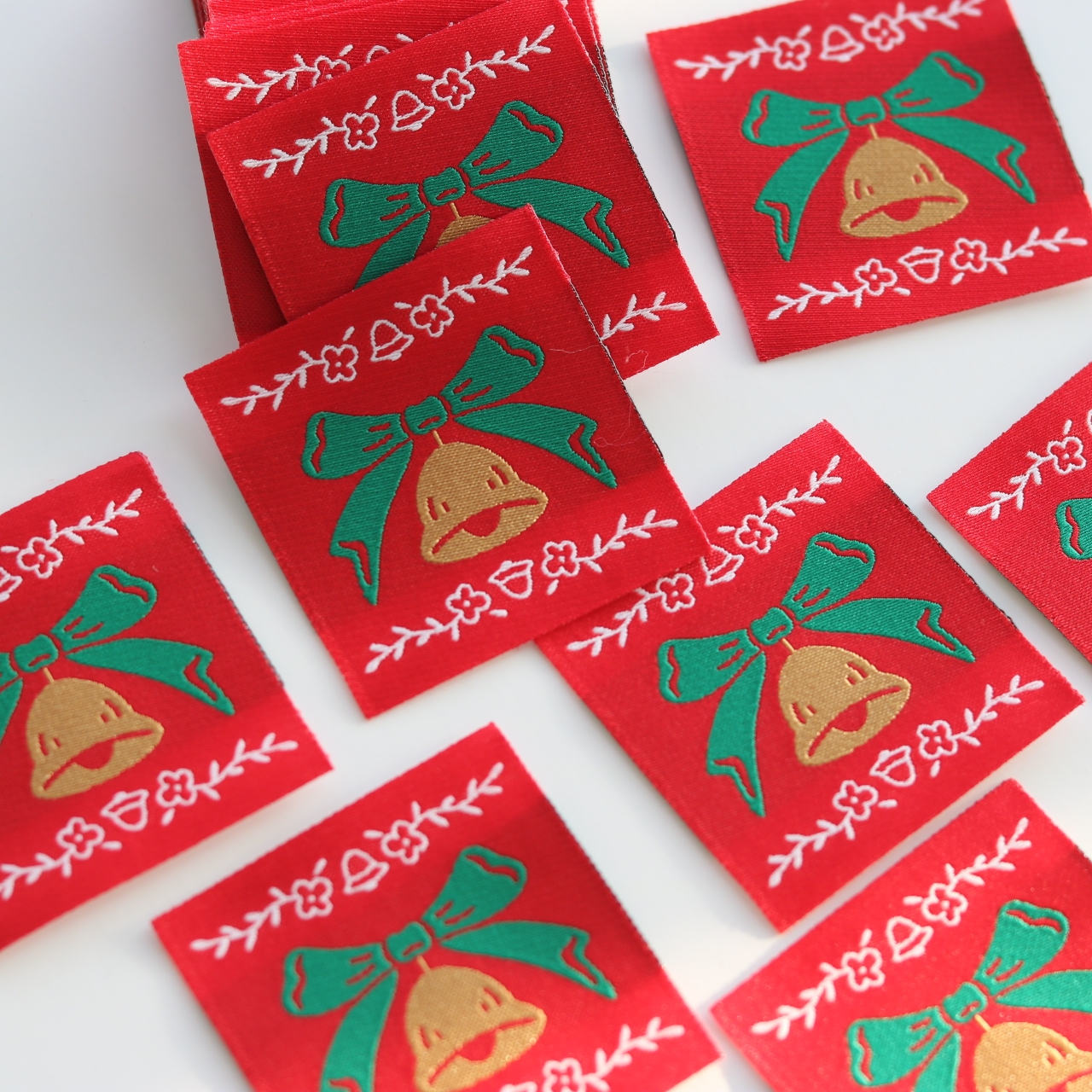 圣诞小铃铛布标补丁贴织唛领标洗标服装辅料商标定制定制工厂现货